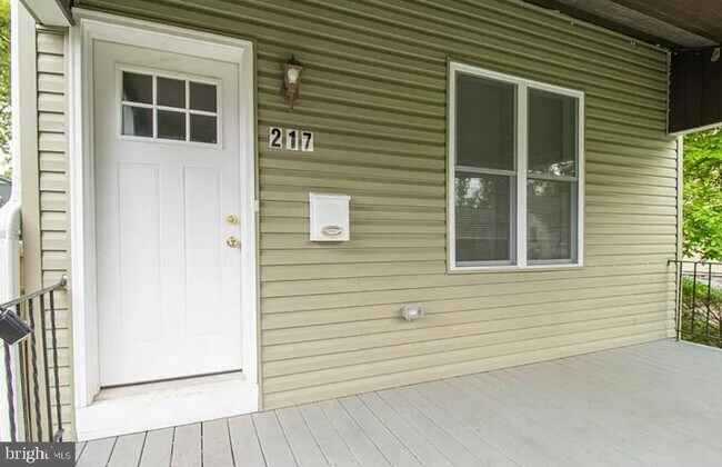 Building Photo - 217 Simpson Rd