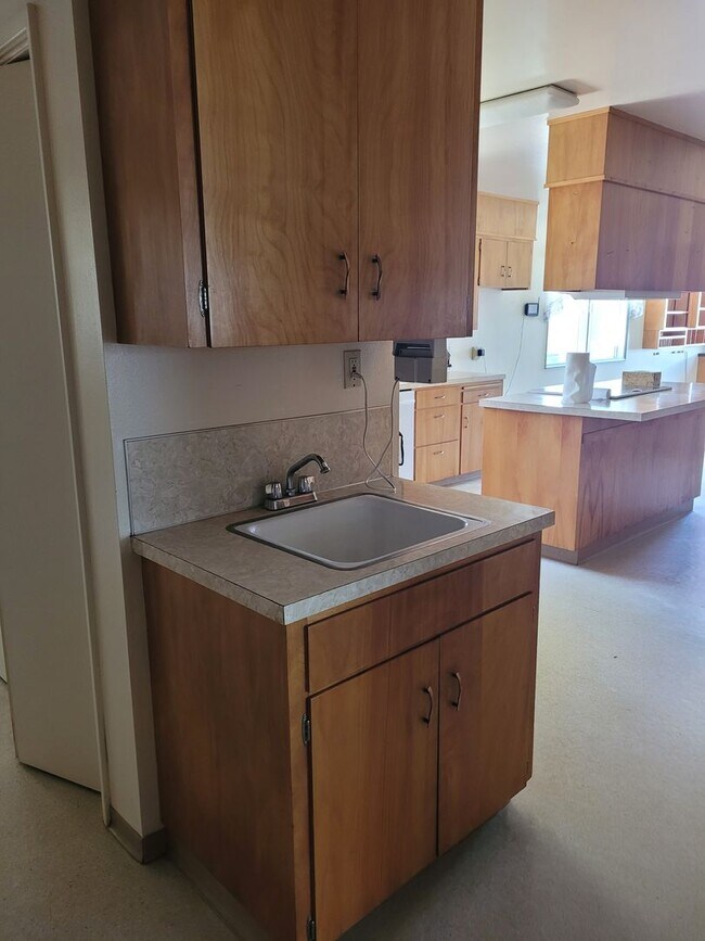 Building Photo - Large 3 Bedroom, 2 Bath Home