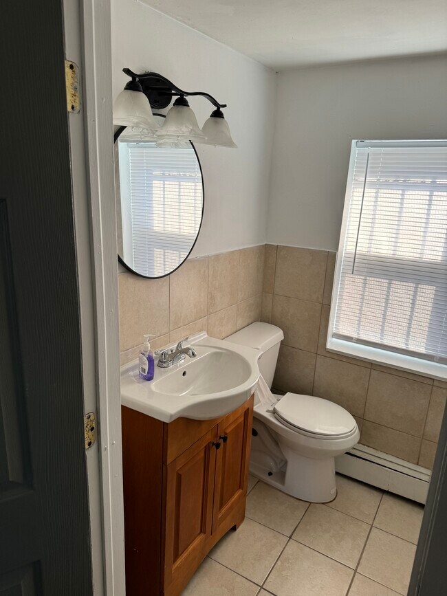 Building Photo - 424 E Girard Ave