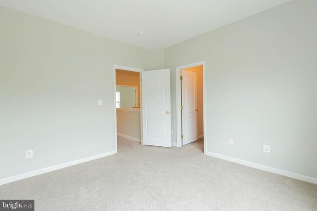 Building Photo - 305 Lewisburg Ln