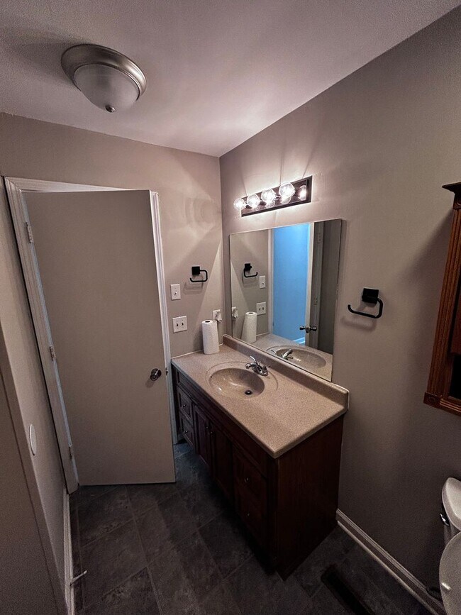 Building Photo - Large three bedroom, one and a half bath t...