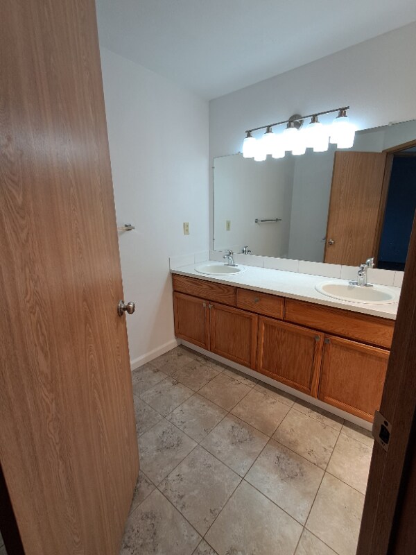 Building Photo - 806 SE 153rd Ave