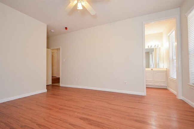 Building Photo - 880 Tully St