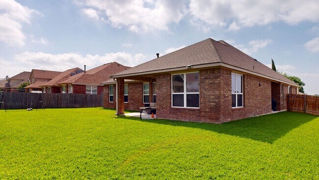 Building Photo - Spacious 4-bedroom, 2.5 bath, 3 car garage...