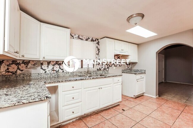 Building Photo - 4 Bedroom Pet-Friendly Home in Tucson, AZ with Main Street Renewal
