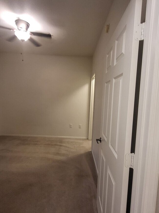 Building Photo - Unfurnished Resort Like Condo available No...