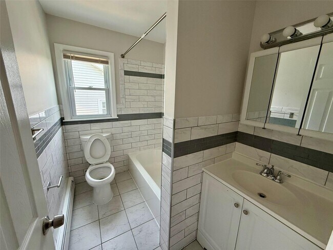 Building Photo - 709 Hall St