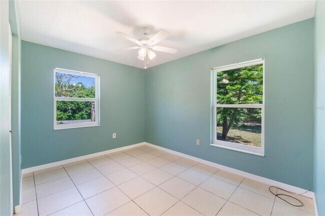 Building Photo - 913 Jacaranda Dr