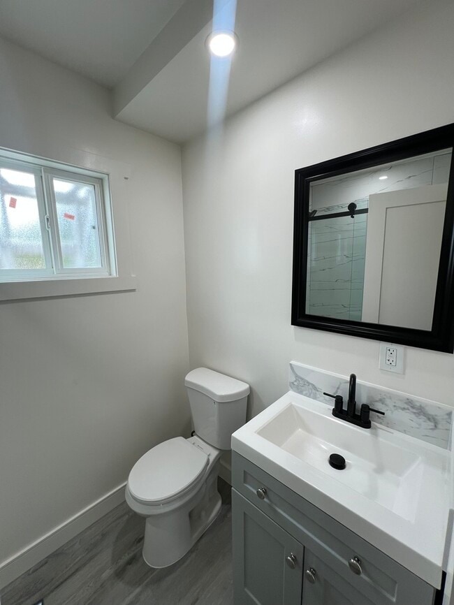 Building Photo - Newly Renovated 1-Bedroom, 1-Bathroom Apar...