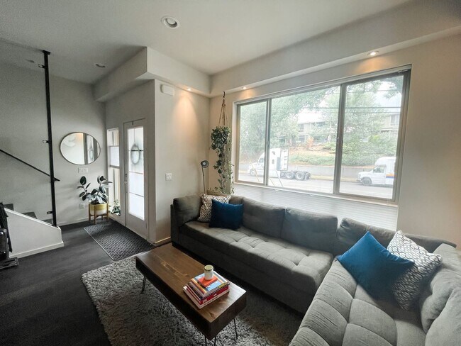 Building Photo - 2bd/3.5ba Seattle Townhouse