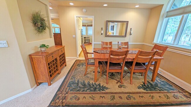 Building Photo - Furnished Sunriver 3 Bedroom Home Availabl...