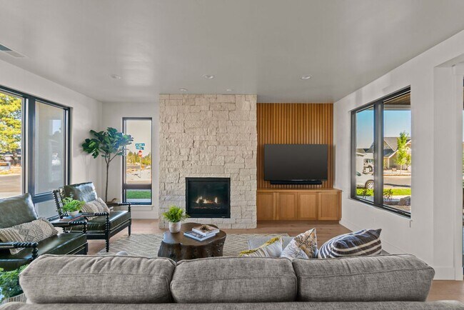 Building Photo - Exquisite Town home living: Bends desirabl...