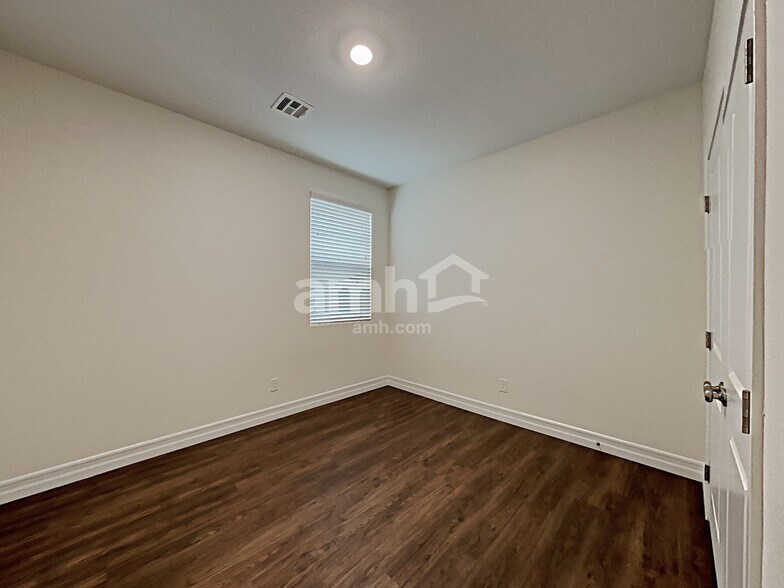 Building Photo - 9875 S Eastern Ave