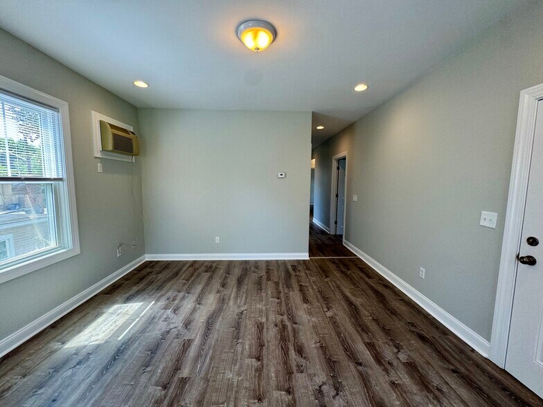 Building Photo - 102 Ruggles St