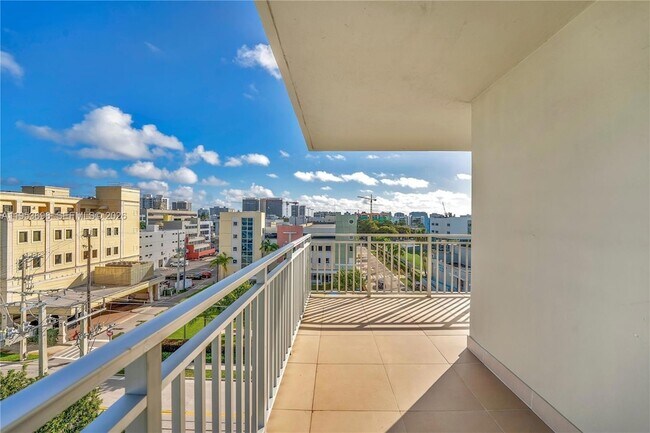 Building Photo - 9500 W Bay Harbor Dr