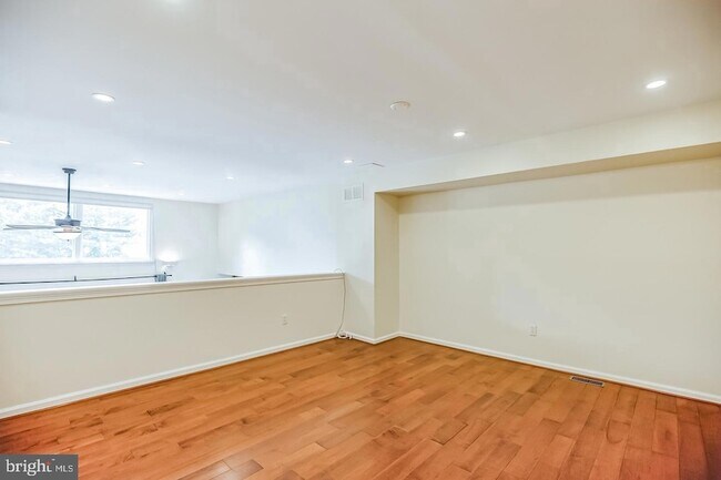 Building Photo - 127 Kings Croft Dr