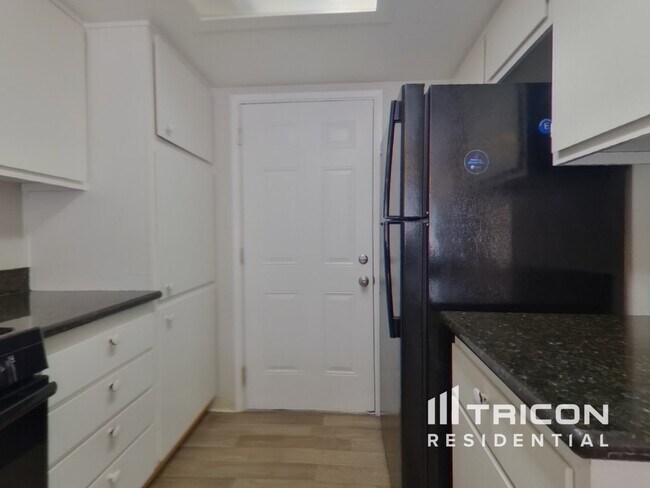 Building Photo - 1676 Round Mountain Cir