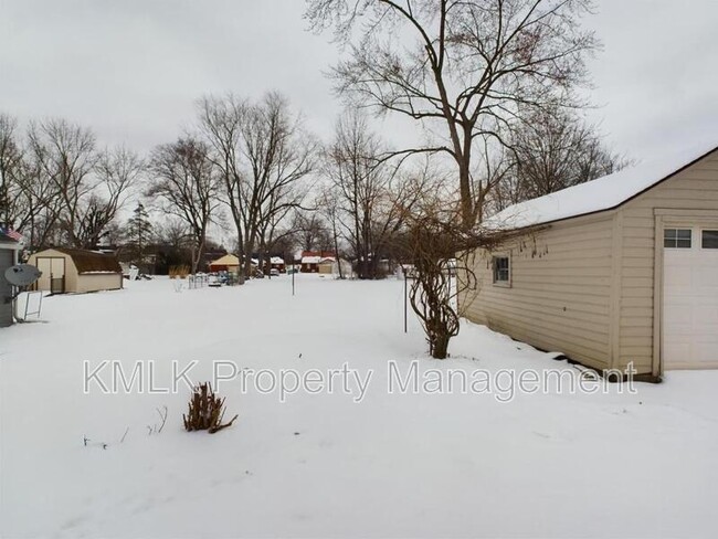 Building Photo - 805 Willard Ave SE