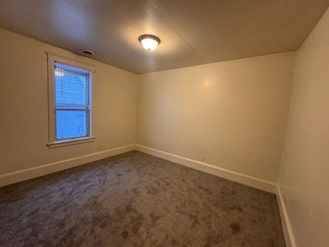 Building Photo - AVAILABLE Now! Wonderful 2 Bedroom, 1 Bath, Upper Level Unit with quick access to 94 and Downtown...