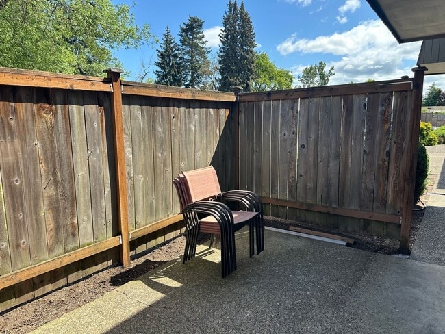 Building Photo - Beautifully updated 3 bedroom 1.5 bath dup...