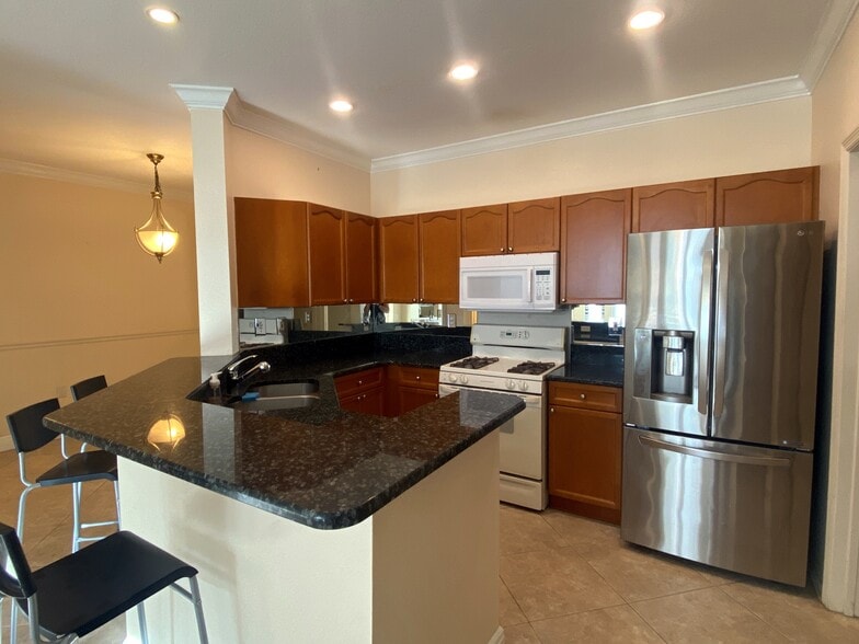 Building Photo - 2709 Via Cipriani #531A