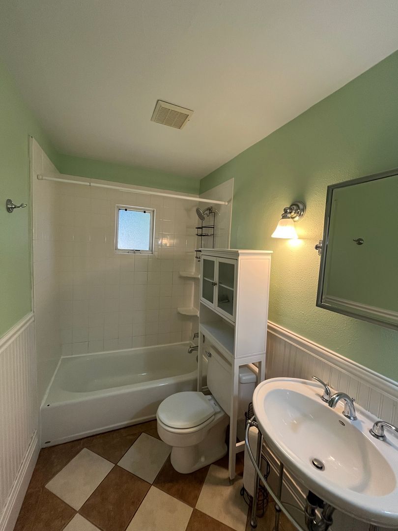 Building Photo - 934 8th St