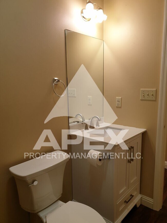 Building Photo - Spacious 2 Bd 1.5 Ba Townhouse in Halls!