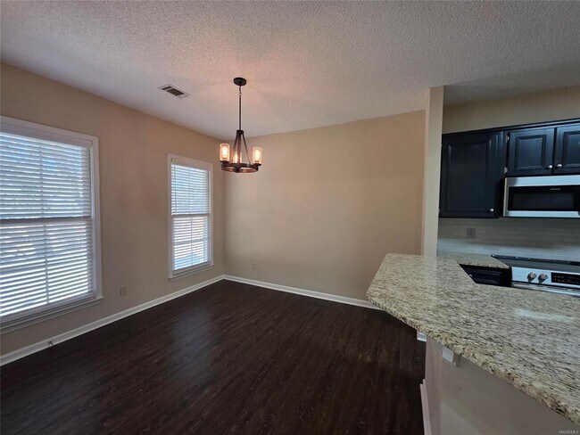 Building Photo - 2230 Kingsbury Dr