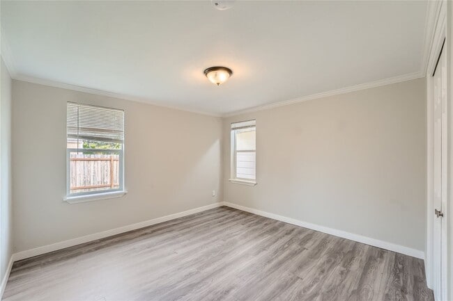 Building Photo - Charming and newly remodeled 4 bed x 2 bat...