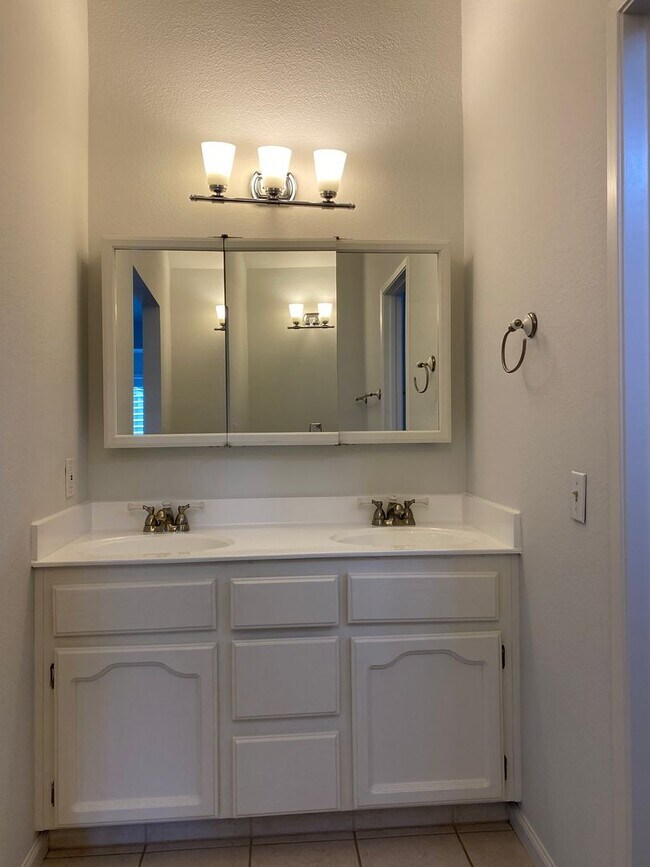 Building Photo - Cambrian 3 bed 2.5 bath townhouse available!