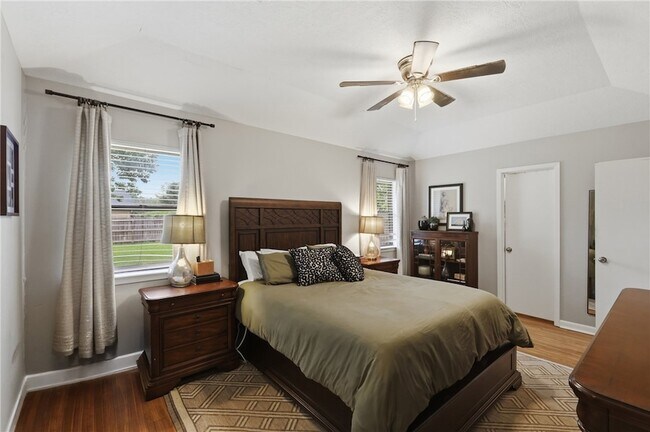 Building Photo - 3821 Brighton Dr