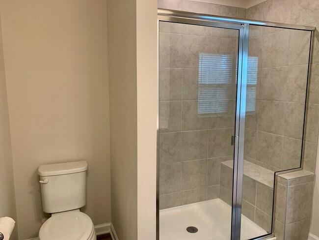 Building Photo - Amazing 3 Bedroom Townhome in North East R...