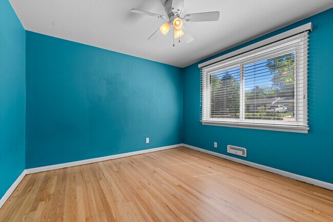 Building Photo - 2140 Robin Dr