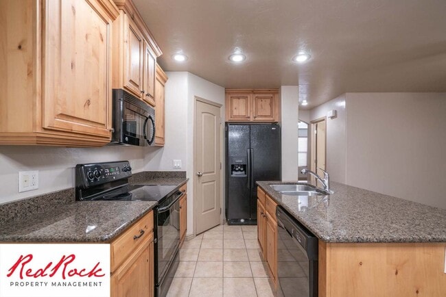 Building Photo - Beautiful 3 bedroom, 2.5 bathroom Townhome...