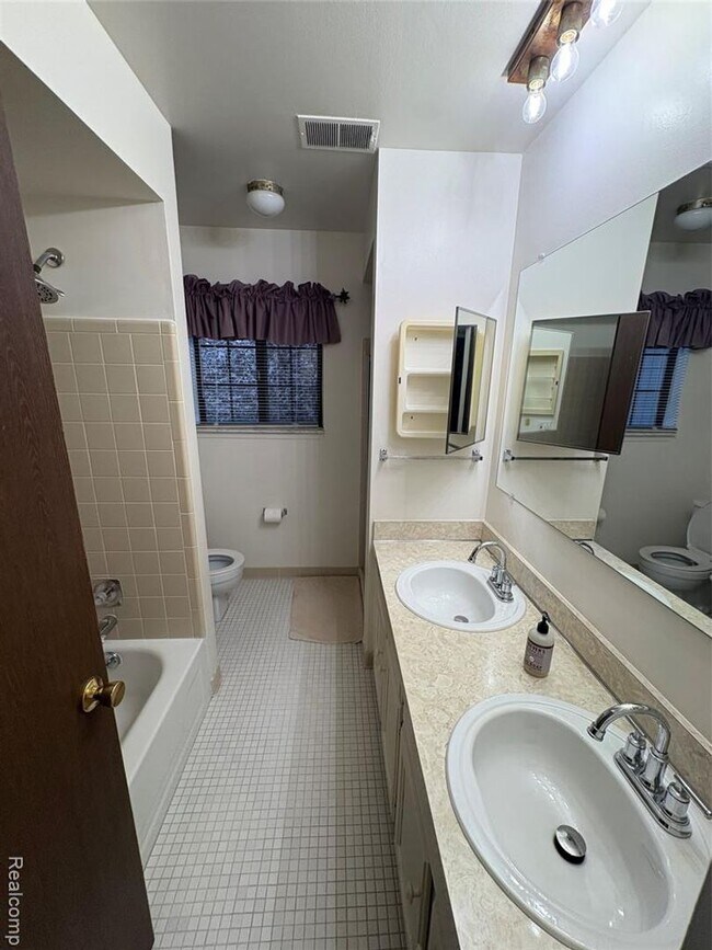 Building Photo - Beautiful Condo in Rochester Hills