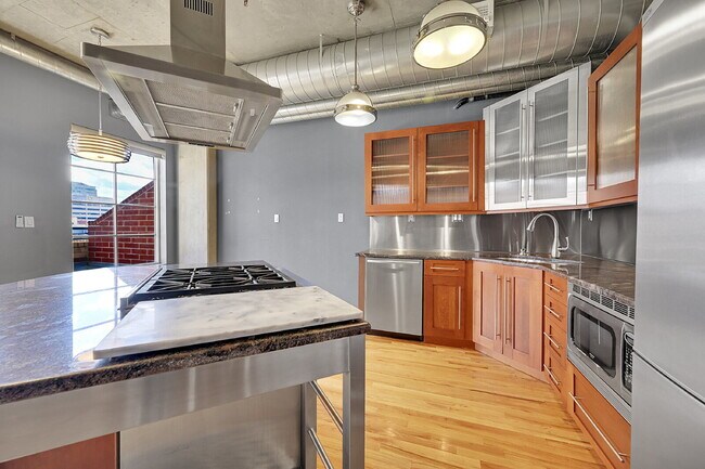 Building Photo - $2,595.00, 1 bed, 1.5. bath located in Denver