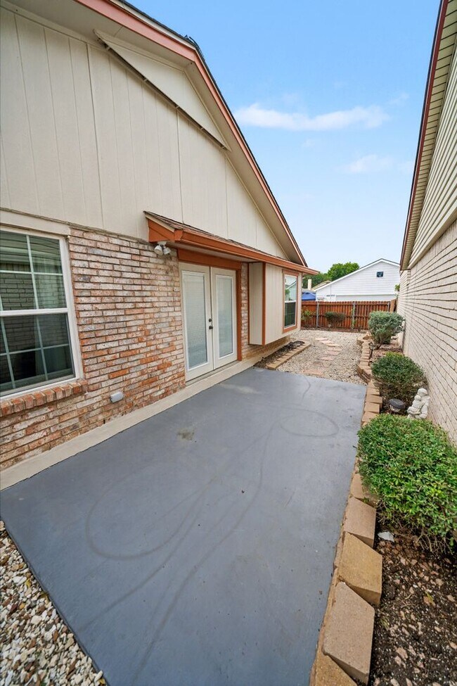 Building Photo - Charming 3-bed, 2-bath home in Universal C...