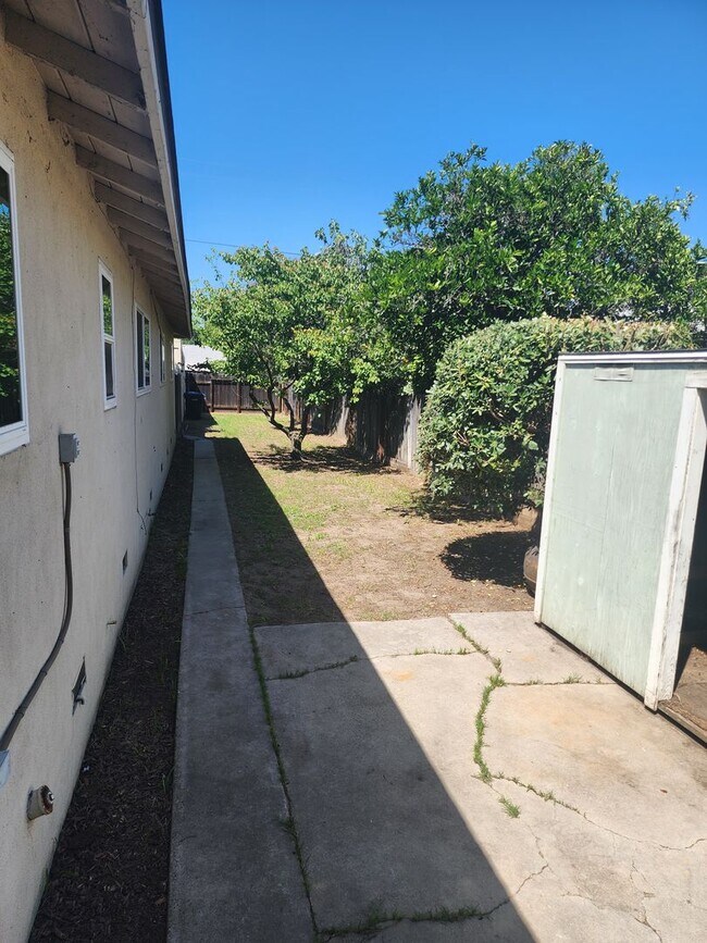 Building Photo - D821-823BA