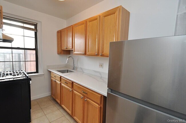 Building Photo - 180 Garth Rd