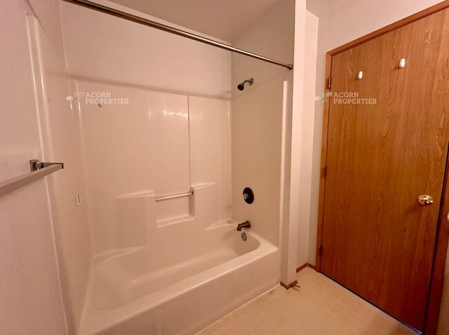 Building Photo - 402 Meadow Ct NW