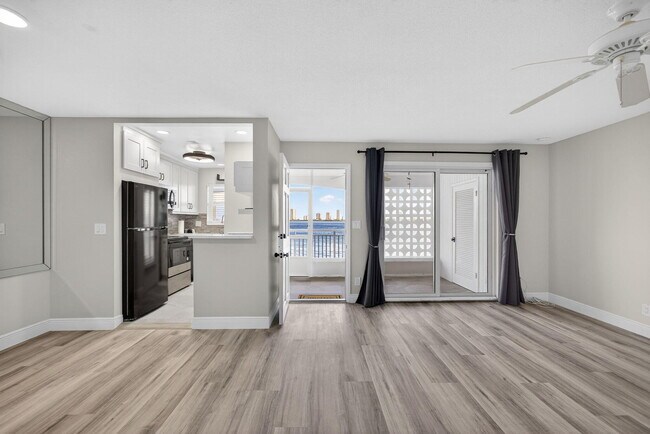 Building Photo - 100 Shore Ct