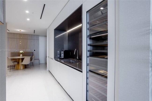 Building Photo - 300 Biscayne Blvd Way