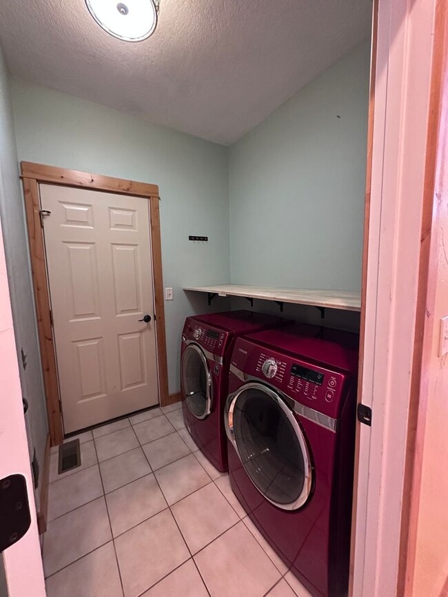 Building Photo - Cute Bungalow style home in Bozeman!  Move...