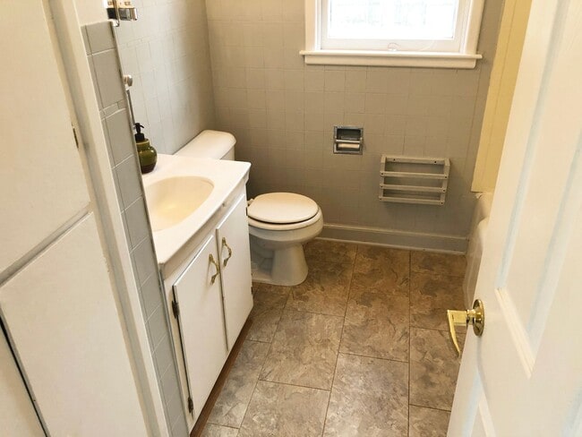 Building Photo - 2 BR Ranch Style Home with Fenced-in Back Yard & 1-Car Detached Garage