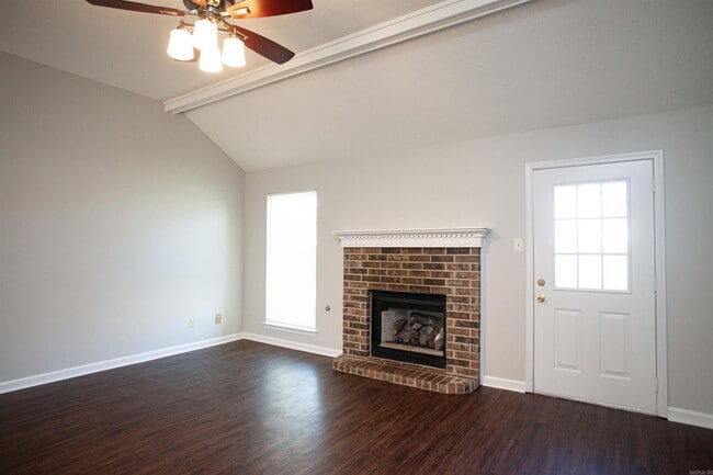 Building Photo - 2000 Lessel Dr