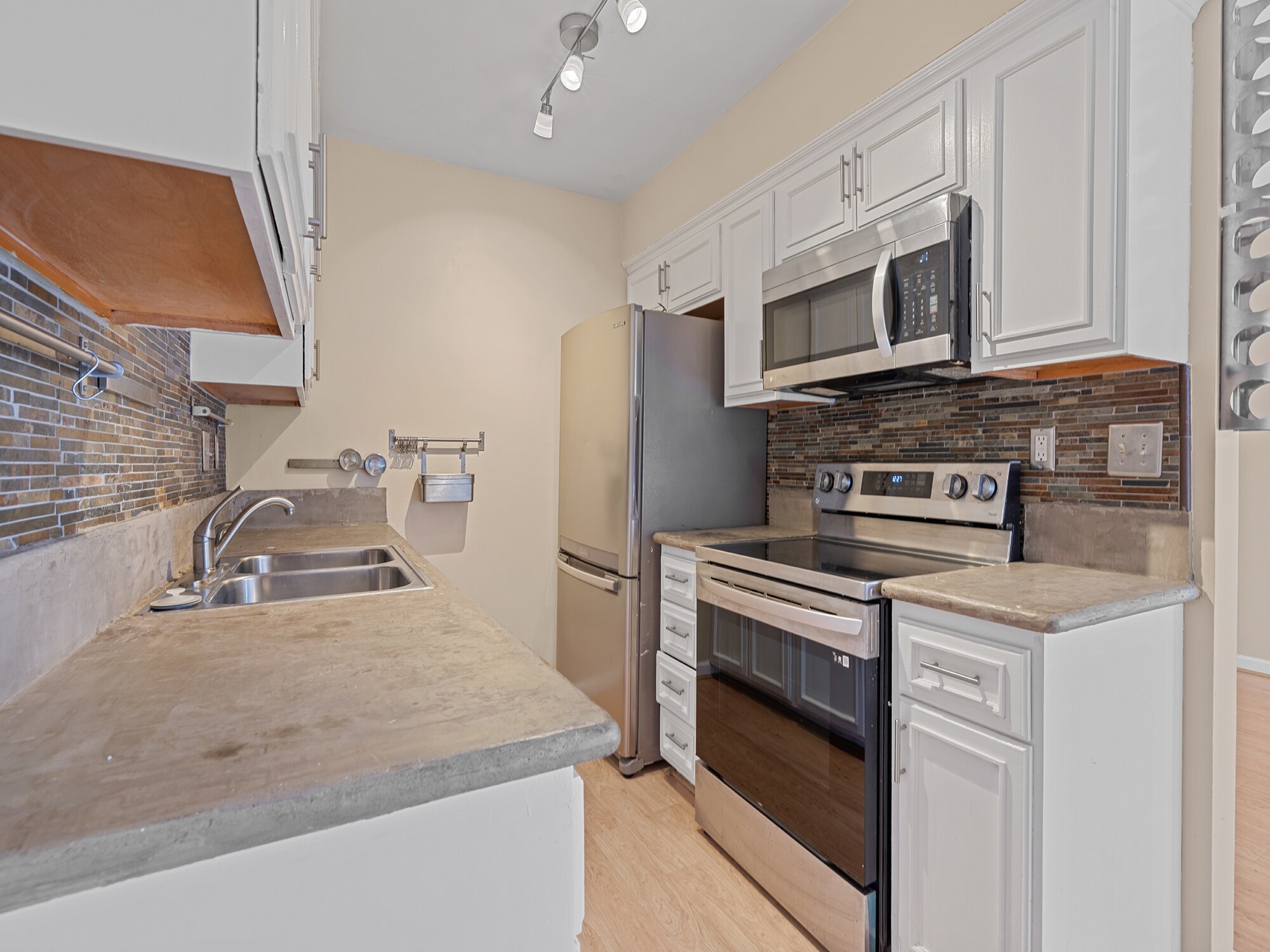 Building Photo - 335 Cedar Ave