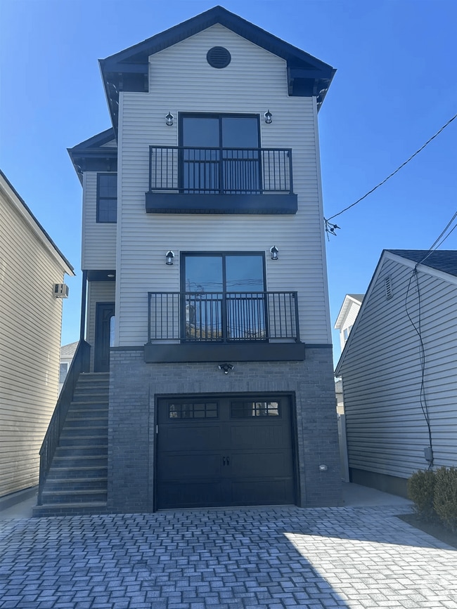 Building Photo - 48 Evergreen St