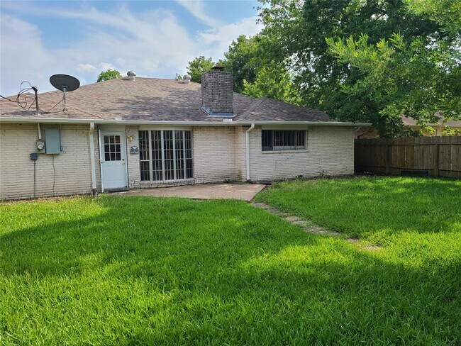 Building Photo - 10614 Sharpview Dr