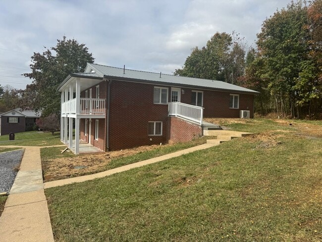 Building Photo - Newly renovated 3 Bedroom 2.5 Bathroom Home located in Kingsport, TN