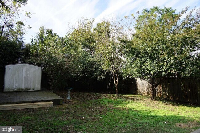 Building Photo - 923 Lewis Ave